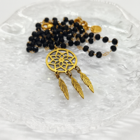 zloty-naszyjnik-z-czarnymi-koralikami-dreamcatcher.png