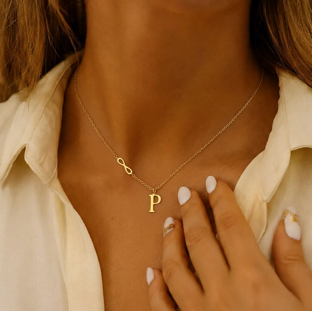 naszyjnik-zloty-infinity-letter-na-modelce.png