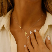 naszyjnik-zloty-infinity-letter-na-modelce.png
